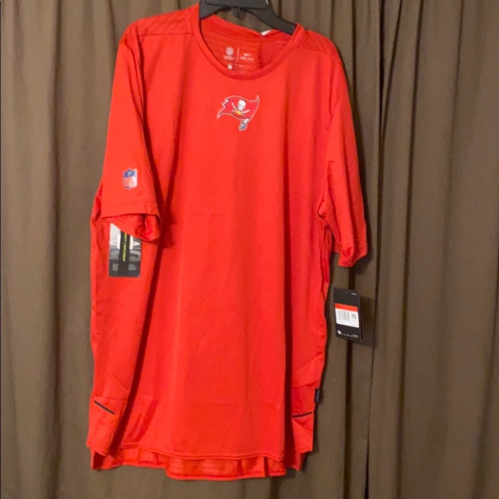 Nike men  Bucs NFL Shirt